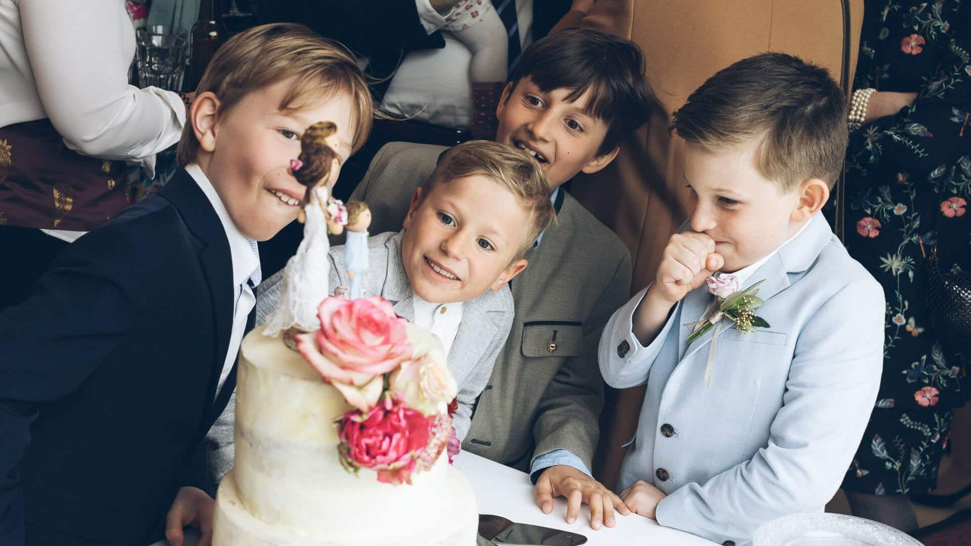 was-kostet-kinderbetreuung-echte-hochzeit-fotografiert-von-mit-federn-posaunen